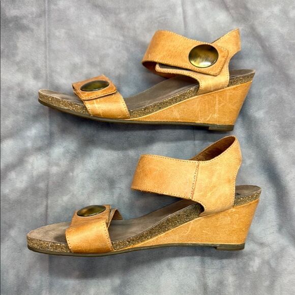 Taos Footwear Tan and Gold Sandals with Ankle Strap - Picture 5 of 7